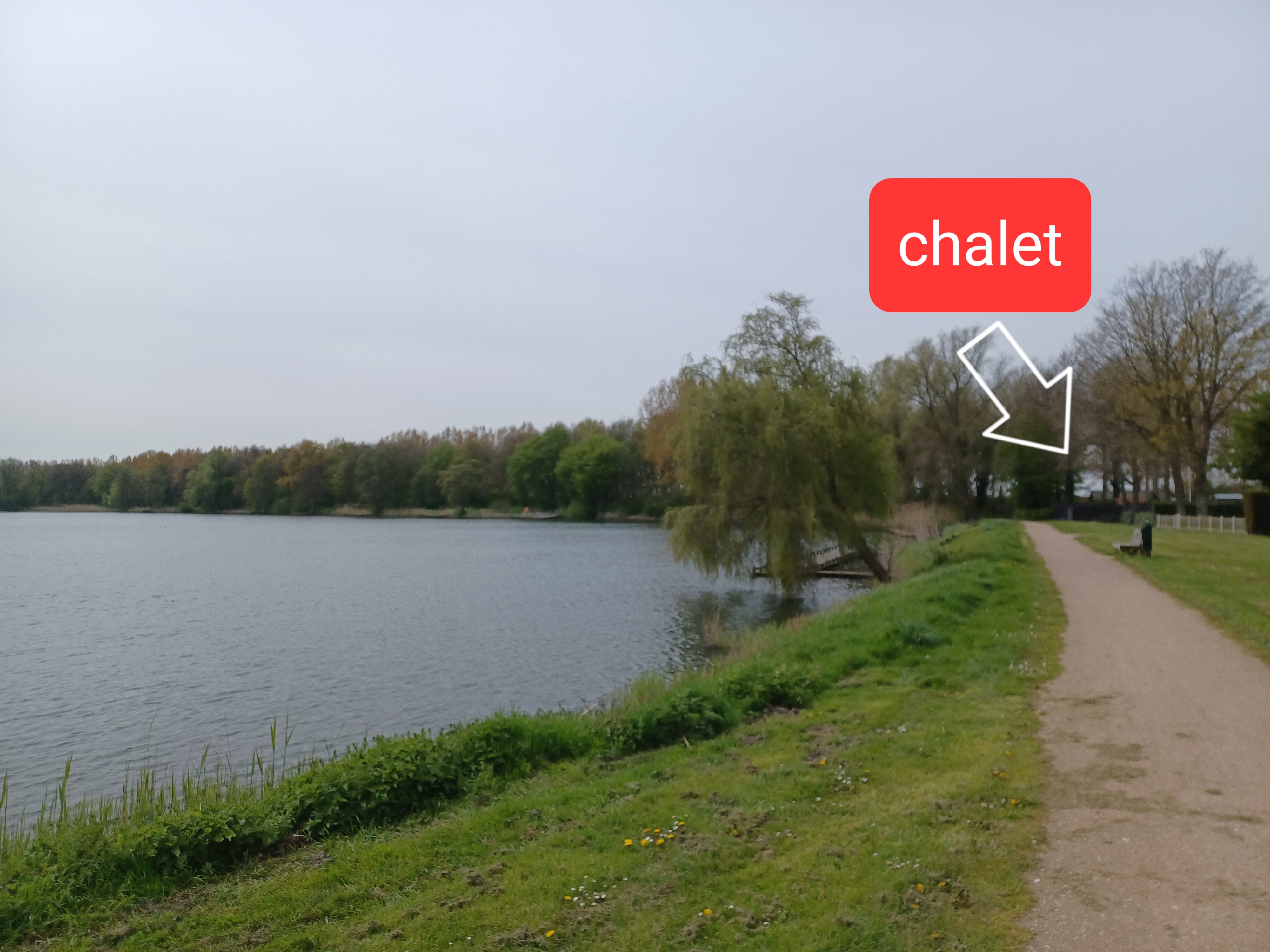 Chalet met inrichting in retrostijl en grote tuin aan de rand van de Zeeuwse polder